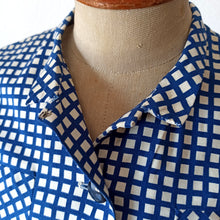 Charger l'image dans la galerie, 1950s - Lovely Buckle Back Blue White Cotton Dress - W28 (72cm)