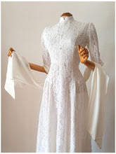 Cargar imagen en el visor de la galería, 1940s - Delightful White Lace Bridal Dress - W27 (68cm)