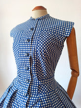 Charger l'image dans la galerie, 1950s - Lovely Buckle Back Blue White Cotton Dress - W28 (72cm)
