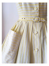 Cargar imagen en el visor de la galería, 1950s - Adorable Yellow Stripes Cotton Dress - W27.5 (70cm)