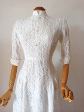 Cargar imagen en el visor de la galería, 1940s - Delightful White Lace Bridal Dress - W27 (68cm)