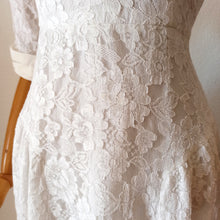 Cargar imagen en el visor de la galería, 1940s - Delightful White Lace Bridal Dress - W27 (68cm)