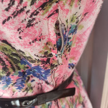 Charger l'image dans la galerie, 1940s 1950s - Adorable Pink Floral Print Rayon Dress - W31 (78cm)