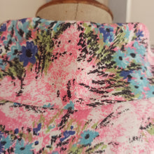 Charger l'image dans la galerie, 1940s 1950s - Adorable Pink Floral Print Rayon Dress - W31 (78cm)