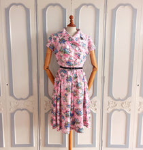 Charger l'image dans la galerie, 1940s 1950s - Adorable Pink Floral Print Rayon Dress - W31 (78cm)