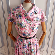 Charger l'image dans la galerie, 1940s 1950s - Adorable Pink Floral Print Rayon Dress - W31 (78cm)