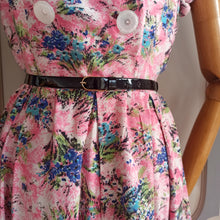 Charger l'image dans la galerie, 1940s 1950s - Adorable Pink Floral Print Rayon Dress - W31 (78cm)