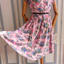 Charger l'image dans la galerie, 1940s 1950s - Adorable Pink Floral Print Rayon Dress - W31 (78cm)