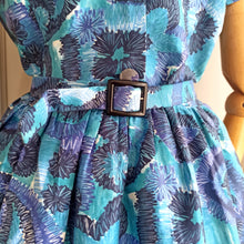 Laden Sie das Bild in den Galerie-Viewer, 1950s - Stunning Abstract Floral Cotton Dress - W33 (84cm)
