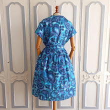 Laden Sie das Bild in den Galerie-Viewer, 1950s - Stunning Abstract Floral Cotton Dress - W33 (84cm)
