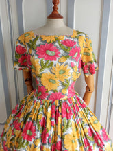 Laden Sie das Bild in den Galerie-Viewer, 1950s - Stunning Floral Day Dress - W30 (76cm)
