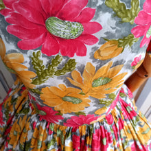 Laden Sie das Bild in den Galerie-Viewer, 1950s - Stunning Floral Day Dress - W30 (76cm)
