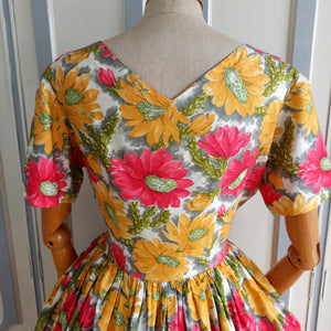 1950s - Stunning Floral Day Dress - W30 (76cm)