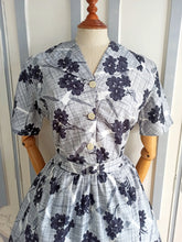 Laden Sie das Bild in den Galerie-Viewer, 1950s - APELTEX, France - Gorgeous Grey Floral Cotton Dress - W33 (84cm)
