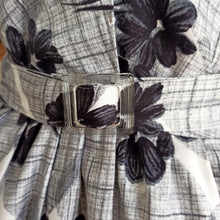 Cargar imagen en el visor de la galería, 1950s - APELTEX, France - Gorgeous Grey Floral Cotton Dress - W33 (84cm)
