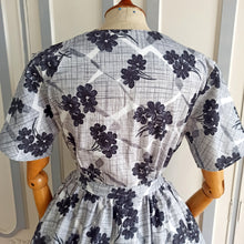 Laden Sie das Bild in den Galerie-Viewer, 1950s - APELTEX, France - Gorgeous Grey Floral Cotton Dress - W33 (84cm)
