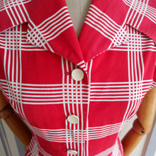 Laden Sie das Bild in den Galerie-Viewer, 1940s - Stunning Red &amp; White Pocket Dress - W28 (70/72cm)
