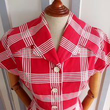 Laden Sie das Bild in den Galerie-Viewer, 1940s - Stunning Red &amp; White Pocket Dress - W28 (70/72cm)
