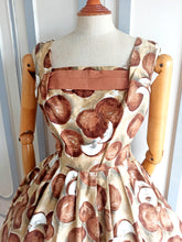 Laden Sie das Bild in den Galerie-Viewer, 1950s - Stunning Coconuts Novelty Print Dress - W26 (66cm)

