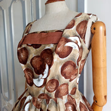 Laden Sie das Bild in den Galerie-Viewer, 1950s - Stunning Coconuts Novelty Print Dress - W26 (66cm)
