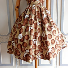 Laden Sie das Bild in den Galerie-Viewer, 1950s - Stunning Coconuts Novelty Print Dress - W26 (66cm)
