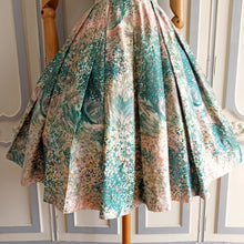 Laden Sie das Bild in den Galerie-Viewer, 1950s - Precious Parisien Impressionistic Floral Dress - W29 (74cm)

