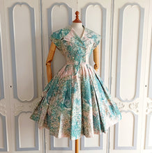 Laden Sie das Bild in den Galerie-Viewer, 1950s - Precious Parisien Impressionistic Floral Dress - W29 (74cm)
