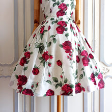 Laden Sie das Bild in den Galerie-Viewer, 1950s - Marie Bonheur, Paris - Stunning Realistic Roseprint Dress - W25/26 (64/66cm)
