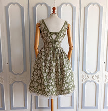 Laden Sie das Bild in den Galerie-Viewer, 1950s 1960s - Exquisite Green Embroidery Cocktail Dress - W26 (66cm)
