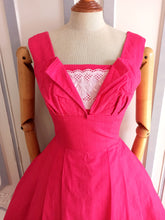 Cargar imagen en el visor de la galería, 1950s - Adorable Petal Bust Reddish Pink Dress - W25 (64cm)

