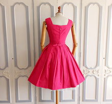 Laden Sie das Bild in den Galerie-Viewer, 1950s - Adorable Petal Bust Reddish Pink Dress - W25 (64cm)
