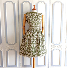 Laden Sie das Bild in den Galerie-Viewer, 1950s 1960s - Exquisite Green Embroidery Cocktail Dress - W26 (66cm)
