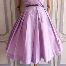 Laden Sie das Bild in den Galerie-Viewer, 1950s - Fabulous &amp; Exquisite Lilac Shawl Collar Dress - W27 (68cm)
