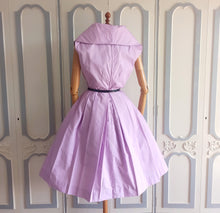 Carica l&#39;immagine nel visualizzatore di Gallery, 1950s - Fabulous &amp; Exquisite Lilac Shawl Collar Dress - W27 (68cm)
