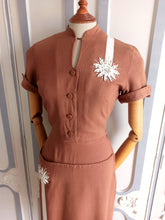 Laden Sie das Bild in den Galerie-Viewer, 1940s - Exquisite Brown Gab Rayon Rhinestones Dress - W26 (66cm)
