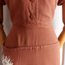 Charger l&#39;image dans la galerie, 1940s - Exquisite Brown Gab Rayon Rhinestones Dress - W26 (66cm)
