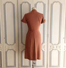 Carica l&#39;immagine nel visualizzatore di Gallery, 1940s - Exquisite Brown Gab Rayon Rhinestones Dress - W26 (66cm)
