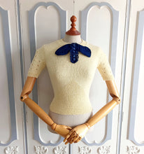 Laden Sie das Bild in den Galerie-Viewer, 1950s - Adorable Handmade Cream Knit Top - Sz. S/M
