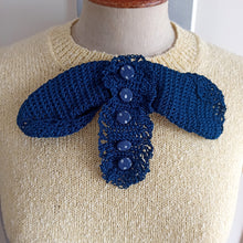 Laden Sie das Bild in den Galerie-Viewer, 1950s - Adorable Handmade Cream Knit Top - Sz. S/M
