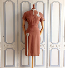 Laden Sie das Bild in den Galerie-Viewer, 1940s - Exquisite Brown Gab Rayon Rhinestones Dress - W26 (66cm)
