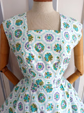 Cargar imagen en el visor de la galería, 1950s - Adorable Roseprint Summer Dress - W30 (76cm)
