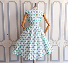 Laden Sie das Bild in den Galerie-Viewer, 1950s - Adorable Roseprint Summer Dress - W30 (76cm)
