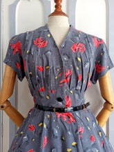 Laden Sie das Bild in den Galerie-Viewer, 1940s 1950s - Stunning Roseprint Rayon Dress - W34 (86cm)
