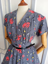Laden Sie das Bild in den Galerie-Viewer, 1940s 1950s - Stunning Roseprint Rayon Dress - W34 (86cm)
