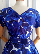 Laden Sie das Bild in den Galerie-Viewer, 1950s - Stunning Floral Silk Couture Bolero Dress - W27 (68cm)
