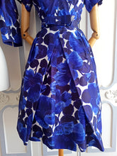 Cargar imagen en el visor de la galería, 1950s - Stunning Floral Silk Couture Bolero Dress - W27 (68cm)
