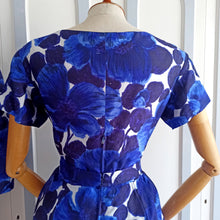 Laden Sie das Bild in den Galerie-Viewer, 1950s - Stunning Floral Silk Couture Bolero Dress - W27 (68cm)
