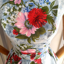 Cargar imagen en el visor de la galería, 1950s - SAMBO FASHIONS - Spectacular Floral Dress - W25/26 (64/66cm)
