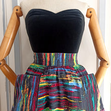 Laden Sie das Bild in den Galerie-Viewer, 1940s 1950s - Fabulous Black Abstract Pockets Skirt - W26 (66cm)
