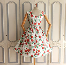 Laden Sie das Bild in den Galerie-Viewer, 1950s - Like New! Fabulous French Massive Pockets Dress - W33 (84cm)
